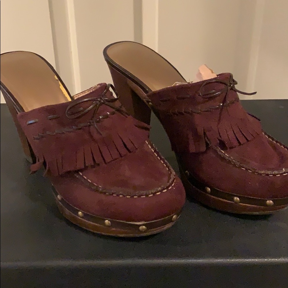 L.e.i brown fringe clogs